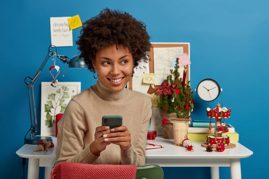 woman reading personalized gifts messages